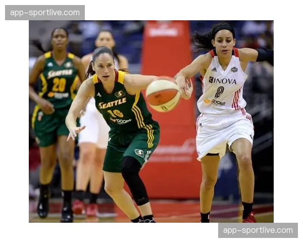 “导师角色”：苏·伯德现身风暴队训练营指导年轻后卫